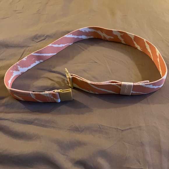 Pink Arcade snowboarding/ski belt. - Picture 2 of 5